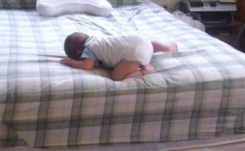 Bimbo di 8 mesi scende dal letto